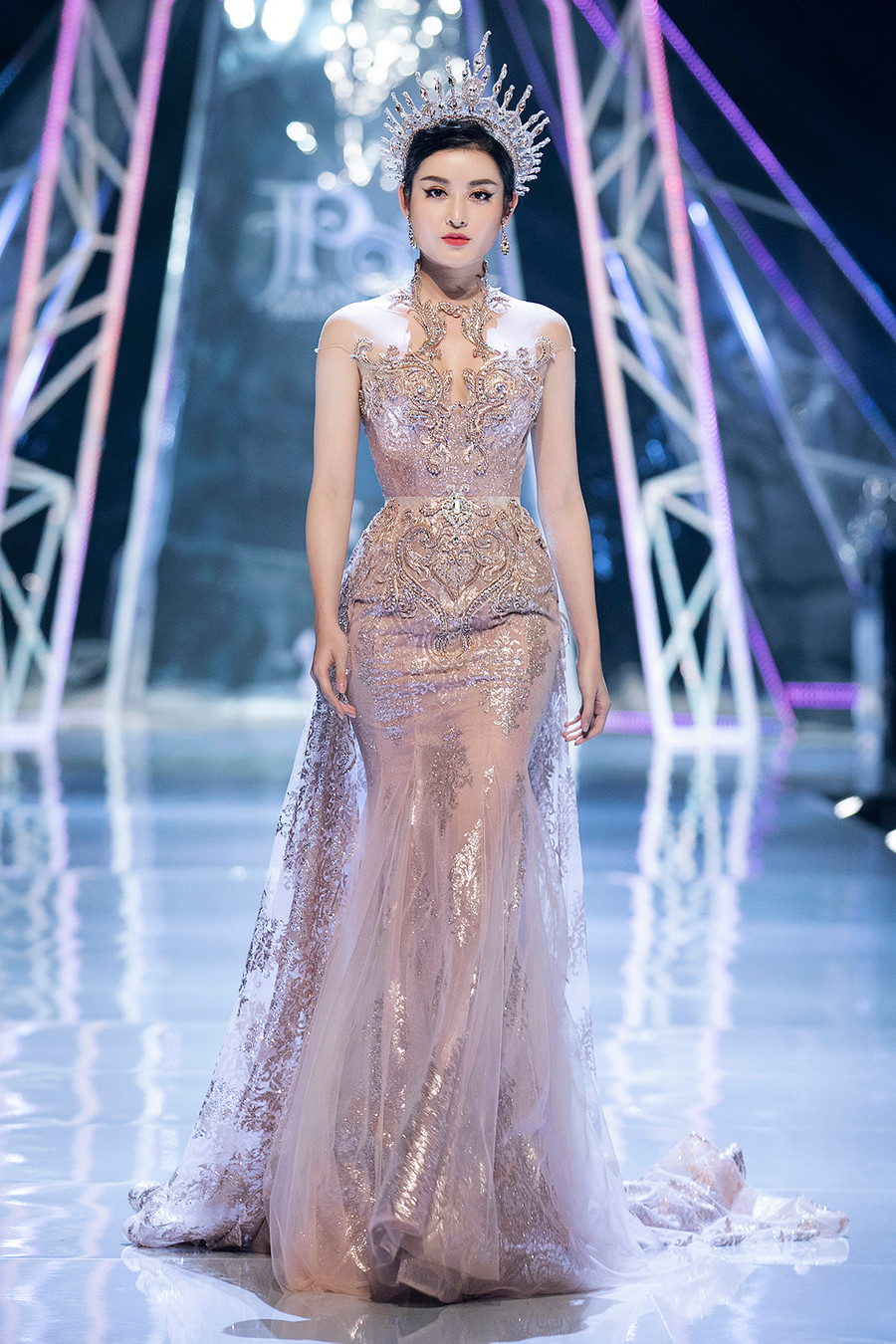 Cằm VLive đã lỗi thời, “mốt” bây giờ cứ phải mặt tròn, cằm vuông ảnh 4