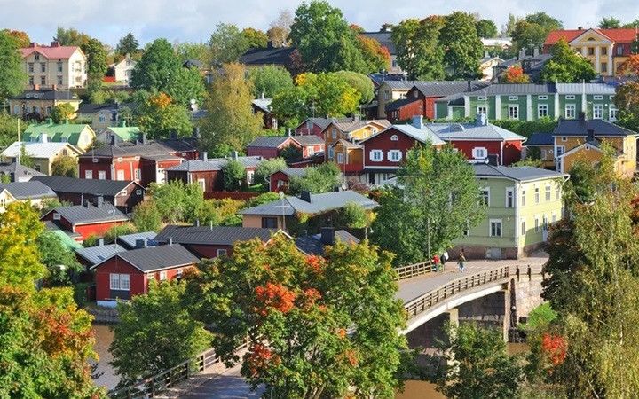Phần Lan chào đón du khách với những quán cafe ngoài trời, những khu chợ độc đáo. Đến Phần Lan, du khách nên thử một lần tắm hơi - vốn là một phần thiết yếu trong văn hóa quốc gia này. Phần Lan chào đón du khách với những quán cafe ngoài trời, những khu chợ độc đáo. Đến Phần Lan, du khách nên thử một lần tắm hơi - vốn là một phần thiết yếu trong văn hóa quốc gia này.
