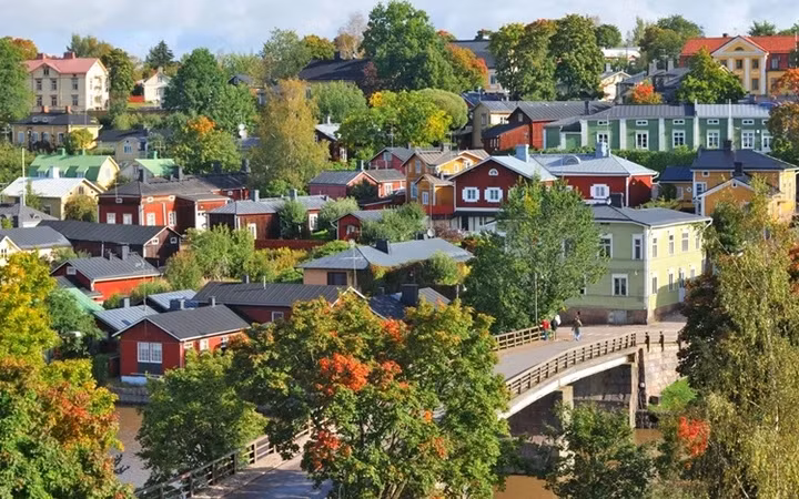 Phần Lan chào đón du khách với những quán cafe ngoài trời, những khu chợ độc đáo. Đến Phần Lan, du khách nên thử một lần tắm hơi - vốn là một phần thiết yếu trong văn hóa quốc gia này. Phần Lan chào đón du khách với những quán cafe ngoài trời, những khu chợ độc đáo. Đến Phần Lan, du khách nên thử một lần tắm hơi - vốn là một phần thiết yếu trong văn hóa quốc gia này.