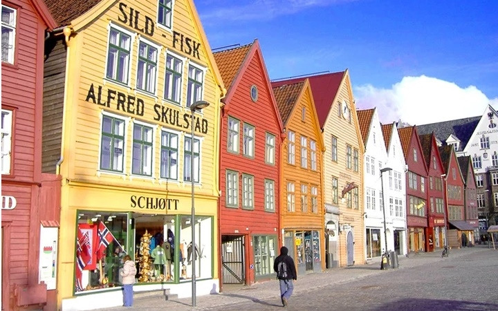 Na Uy cũng là một trong những lựa chọn hàng đầu. Những thành phố ven biển, những chuyến tàu tham quan vịnh, những khách sạn tiện nghi sẽ làm hài lòng mọi du khách. Na Uy cũng là một trong những lựa chọn hàng đầu. Những thành phố ven biển, những chuyến tàu tham quan vịnh, những khách sạn tiện nghi sẽ làm hài lòng mọi du khách.