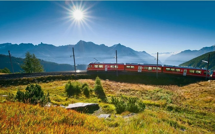 Đến Thụy Sĩ, du khách nên sắm cho mình một đôi giày đi bộ thật thoải mái. Đi bộ và sử dụng các phương tiện công cộng như xe điện, tàu hỏa... là cách khám phá Thụy Sĩ tuyệt vời nhất. Đến Thụy Sĩ, du khách nên sắm cho mình một đôi giày đi bộ thật thoải mái. Đi bộ và sử dụng các phương tiện công cộng như xe điện, tàu hỏa... là cách khám phá Thụy Sĩ tuyệt vời nhất.