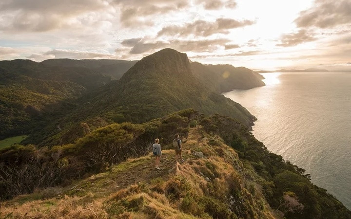 Ngày càng có nhiều người thích đi du lịch một mình. Với họ, “du lịch cô đơn” là cách tốt nhất để tận hưởng cả chuyến đi. Trang Travel And Leisure đã đề xuất những địa điểm lý tưởng cho những người thích phiêu lưu và khám phá một mình. Đứng đầu bảng trong danh sách này là New Zealand, quốc gia được lấy bối cảnh để quay bộ phim “Chúa tể của những chiếc nhẫn”. Ngày càng có nhiều người thích đi du lịch một mình. Với họ, “du lịch cô đơn” là cách tốt nhất để tận hưởng cả chuyến đi. Trang Travel And Leisure đã đề xuất những địa điểm lý tưởng cho những người thích phiêu lưu và khám phá một mình. Đứng đầu bảng trong danh sách này là New Zealand, quốc gia được lấy bối cảnh để quay bộ phim “Chúa tể của những chiếc nhẫn”.