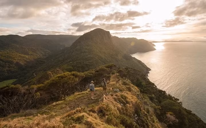 Ngày càng có nhiều người thích đi du lịch một mình. Với họ, “du lịch cô đơn” là cách tốt nhất để tận hưởng cả chuyến đi. Trang Travel And Leisure đã đề xuất những địa điểm lý tưởng cho những người thích phiêu lưu và khám phá một mình. Đứng đầu bảng trong danh sách này là New Zealand, quốc gia được lấy bối cảnh để quay bộ phim “Chúa tể của những chiếc nhẫn”. Ngày càng có nhiều người thích đi du lịch một mình. Với họ, “du lịch cô đơn” là cách tốt nhất để tận hưởng cả chuyến đi. Trang Travel And Leisure đã đề xuất những địa điểm lý tưởng cho những người thích phiêu lưu và khám phá một mình. Đứng đầu bảng trong danh sách này là New Zealand, quốc gia được lấy bối cảnh để quay bộ phim “Chúa tể của những chiếc nhẫn”.