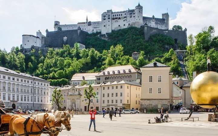 Tới Áo, bạn sẽ lạc lối đến quên đường về tại những bảo tàng, những phòng hòa nhạc hay các quán cafe. Tới Áo, bạn sẽ lạc lối đến quên đường về tại những bảo tàng, những phòng hòa nhạc hay các quán cafe.