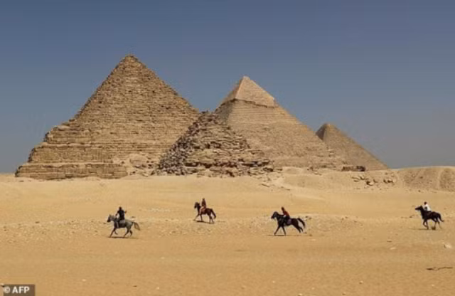 Kim tự tháp Giza là công trình lăng mộ 4.500 tuổi, cao 146 m ở ngoại ô Cairo. Ảnh: AFP.