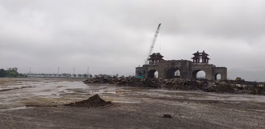 Cổng chính của Khu du lịch Tam Chúc - Ba Sao đang trong quá trình xây dựng.