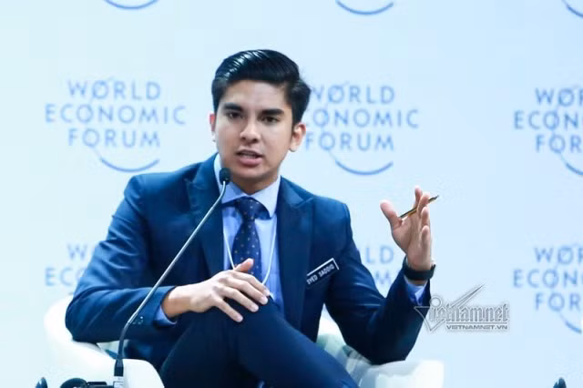Bộ trưởng Syed Saddiq tham dự một trận bóng đá ở Malaysia hồi tháng 7. Ảnh: AFP.