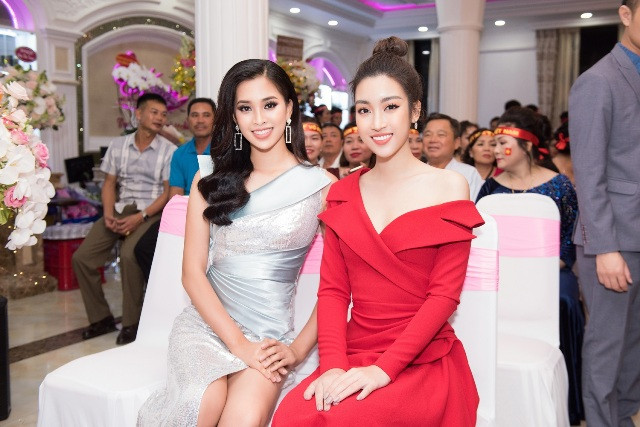 Đứng cạnh nhau trong một khung hình thế này, cả 2 nàng Hậu đều “đốn tim” khán giả, thật khó để nói ai đẹp hơn ai.Photo: Quang Đức; Make up: Lê Tùng – Quí Đoàn 