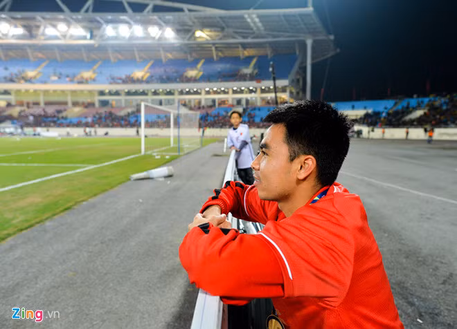 Đức Huy chụp ảnh tại nơi cách đây 10 năm từng nhặt bóng (Ảnh: Zing)