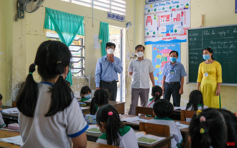 Ông Nguyễn Phúc Tăng, Phó GĐ Sở GD&ĐT TP Cần Thơ kiểm tra thực tế công tác đón và tổ chức dạy cho học sinh Trường TH Thốt Nốt 1 (quận Thốt Nốt, TP Cần Thơ) Ông Nguyễn Phúc Tăng, Phó GĐ Sở GD&ĐT TP Cần Thơ kiểm tra thực tế công tác đón và tổ chức dạy cho học sinh Trường TH Thốt Nốt 1 (quận Thốt Nốt, TP Cần Thơ)