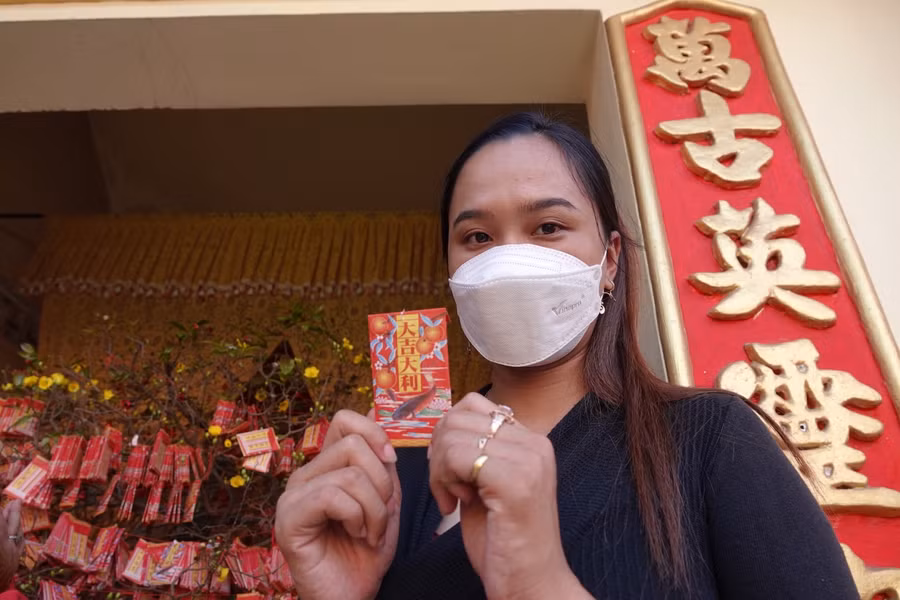 Người dân đến hái lộc trong không khí đầy vui tươi tại chùa vào đầu năm.