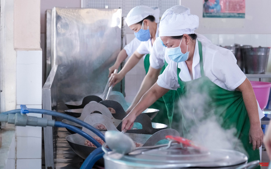 Từ 5 giờ sáng, đội ngũ nhân viên bếp của Trường TH Ngô Quyền đã đến trường, tất bật chuẩn bị bữa ăn bán trú đầu tiên cho học sinh sau những ngày tháng học tập tại nhà.