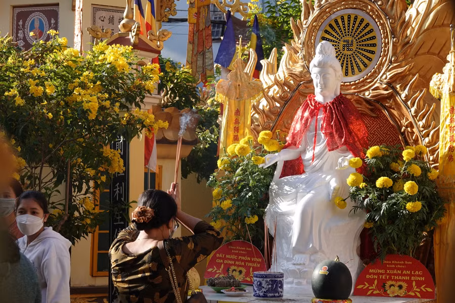 Hình ảnh người dân bái cúng tại chùa Khánh Sơn (Thành phố Sóc Trăng).