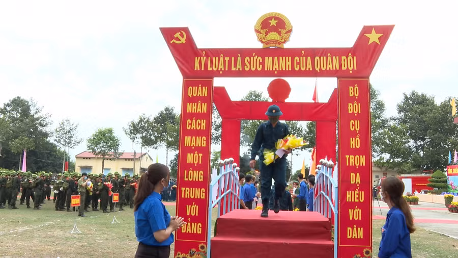 Hình ảnh giao nhận quân tại quận Bình Thủy, Thành phố Cần Thơ.