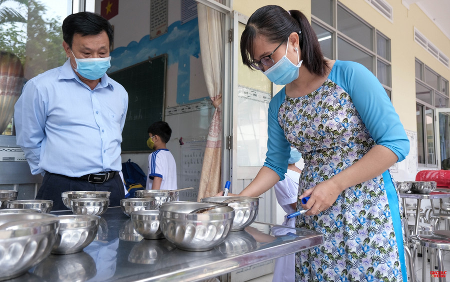 Tất cả bàn ăn đều được giáo viên chủ nhiệm cùng cán bộ cấp dưỡng ghi rõ tên học sinh, đảm bảo học sinh ngồi đúng vị trí ngồi.