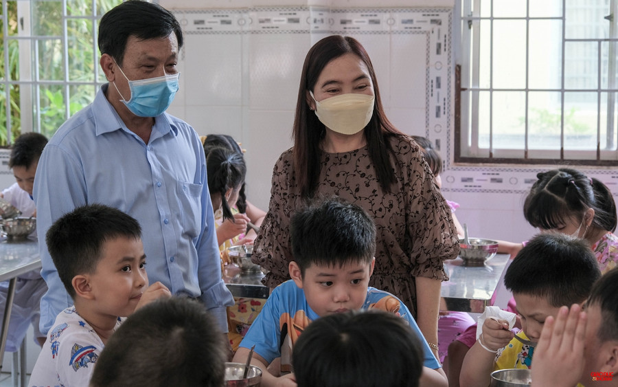 Sở GD&amp;ĐT cùng lãnh đạo nhà trường kiểm tra tình hình ăn uống của học sinh trong ngày đầu tổ chức bán trú.