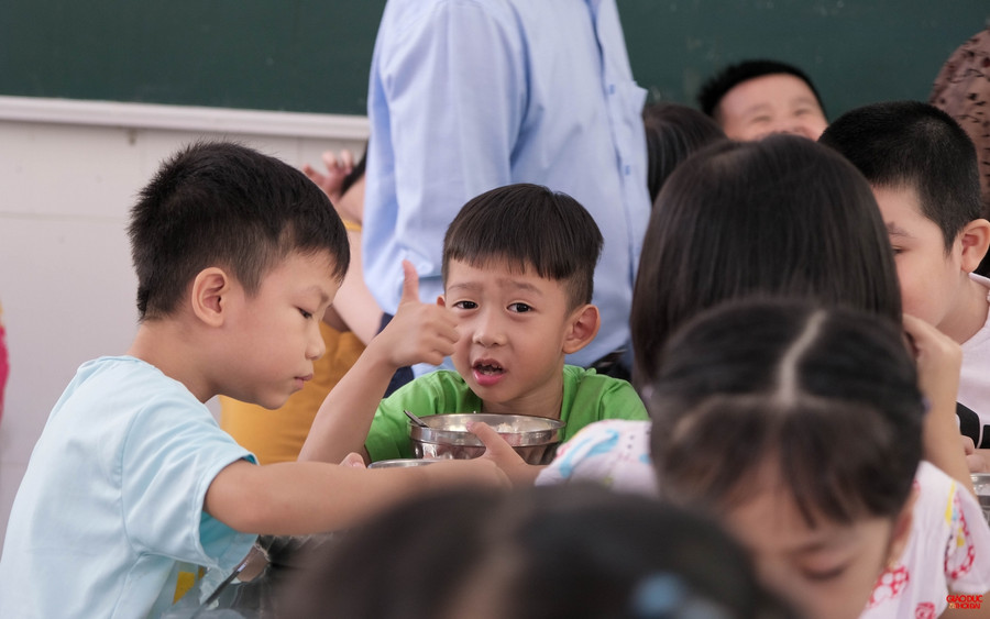 Ngày đầu tiên các em học sinh khối lớp 1 thưởng thức bữa ăn tại trường, các em hào hứng và chia sẻ những biểu cảm tại bàn ăn cùng bạn bè.