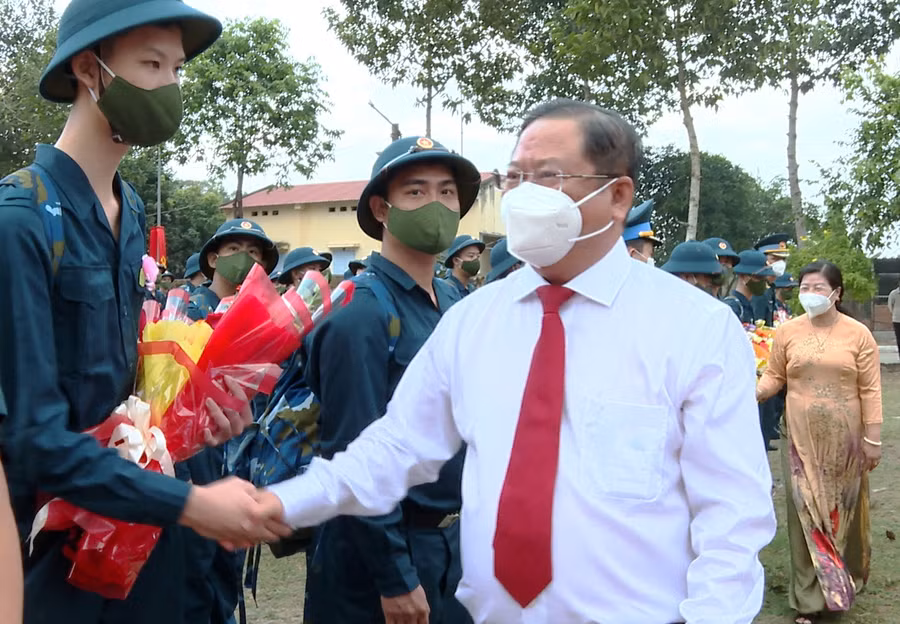 Lãnh đạo quận Bình Thủy động viên tân binh trước lúc lên đường nhập ngũ.