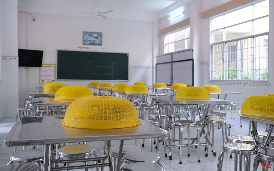 Bà Mạch Lệ Xuân, Hiệu trưởng Trường TH Ngô Quyền (quận Ninh Kiều, TP Cần Thơ) cho biết: Ngày đầu tiên nhà trường tổ chức bán trú, có 1.731/2.032 học sinh đăng ký tham gia, ghi nhận sự ủng hộ và đồng thuận cao từ phụ huynh.