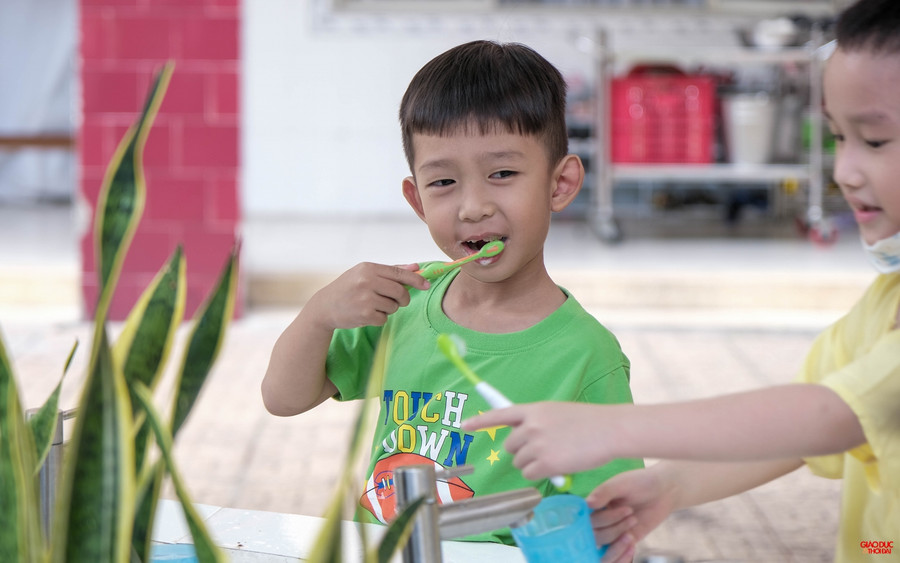 Sau khi dùng xong bữa trưa, các em học sinh trở về lớp học và thực hiện vệ sinh cá nhân, răng miệng...