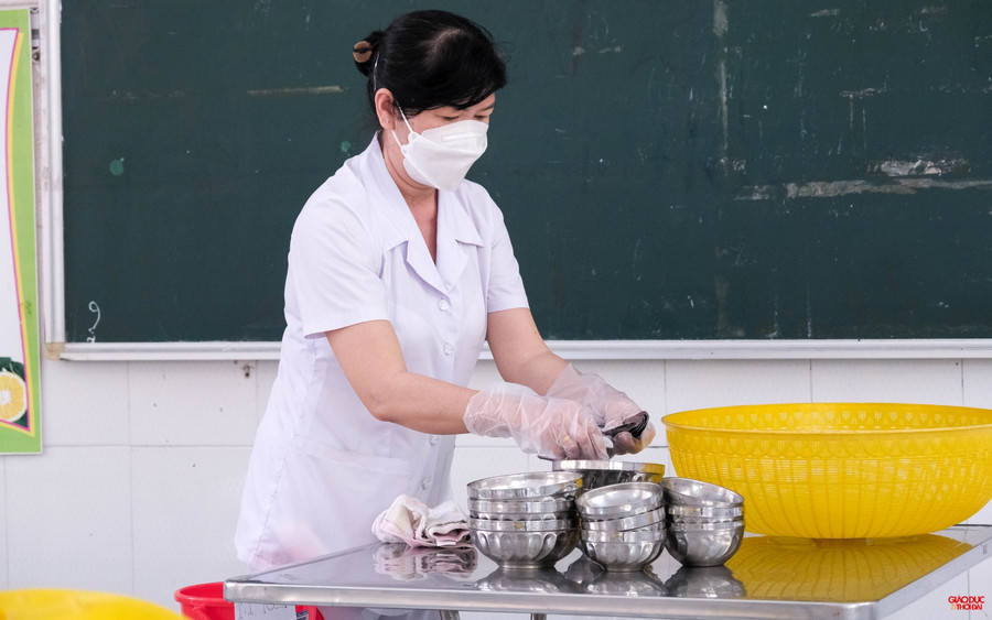Cán bộ cấp dưỡng nhà trường chuẩn bị tươm tất dụng cụ ăn uống cho học sinh trước khi tan lớp.