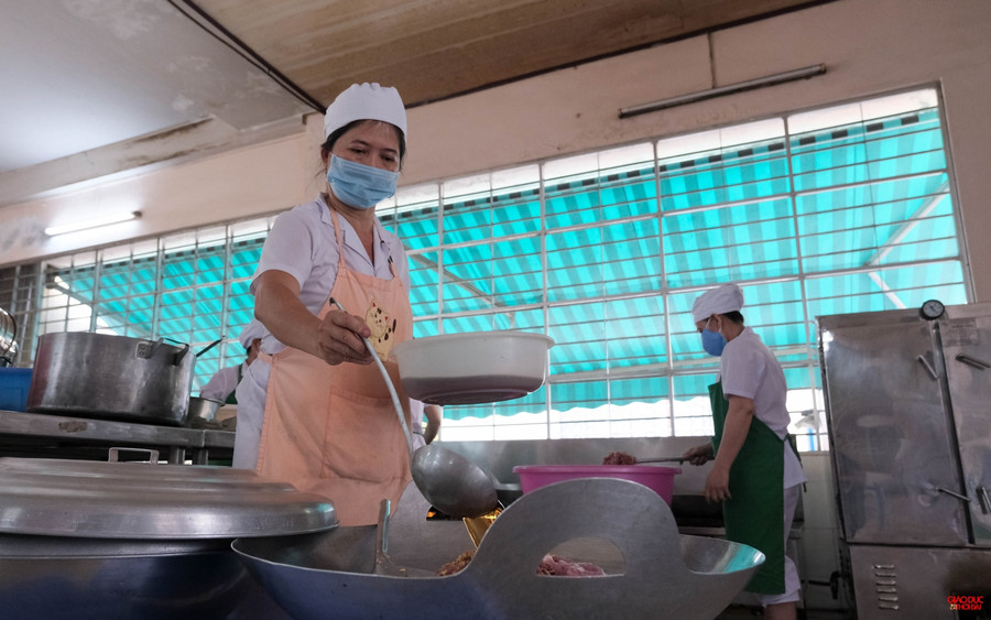 Chị Nguyễn Hữu Ngọc Thanh, Tổ trưởng Tổ bếp của trường TH Ngô Quyền (Quận Ninh Kiều, TP Cần Thơ) cho biết: Mọi người trong bếp rất vui khi hay tin cho học sinh trở lại trường học trực tiếp. Chúng tôi đã vệ sinh sạch sẽ khu vực bếp và đồng thời nhắc nhở đội ngũ bếp thực hiện công tác đảm bảo an toàn vệ sinh thực phẩm và phòng chống dịch bệnh nhà bếp.