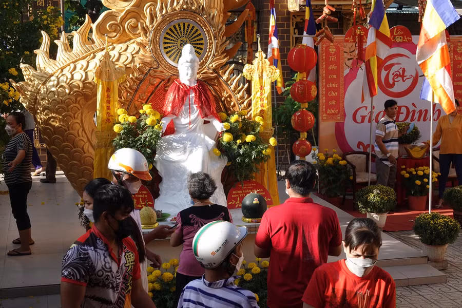 Đầu năm người dân nô nức đi lễ chùa cầu an, hái lộc.