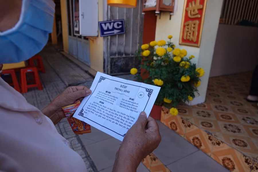 Người dân vui mừng khi hái được lộc với quẻ xăm.