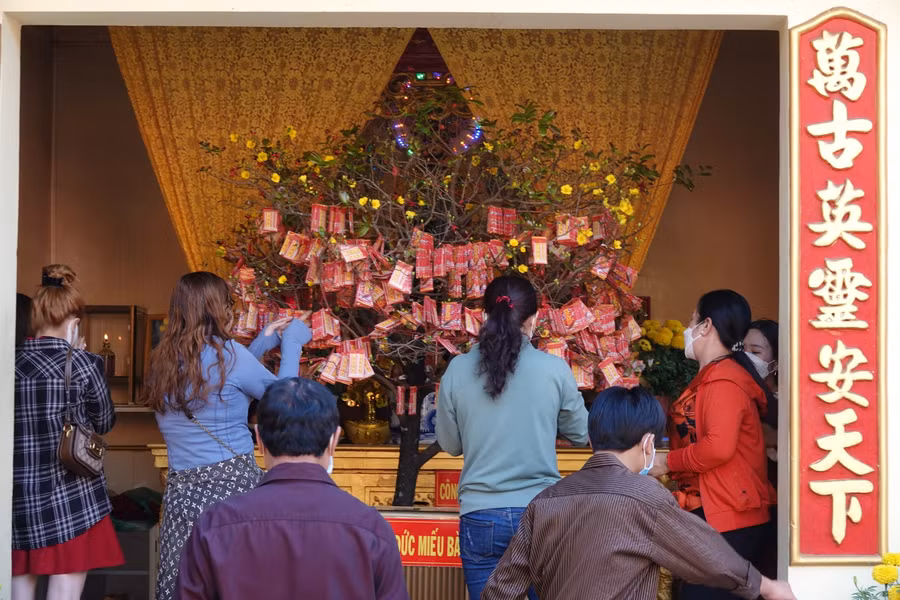 Người dân Sóc Trăng nô nức đi lễ chùa, hái lộc cầu bình an ảnh 2