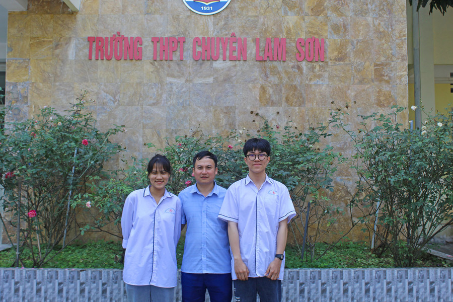 Việt Anh bên thầy giáo chủ nhiệm Hoàng Ngọc Tuyên và cô bạn thân Huyền Trang. Ảnh: LT. Việt Anh bên thầy giáo chủ nhiệm Hoàng Ngọc Tuyên và cô bạn thân Huyền Trang. Ảnh: LT.