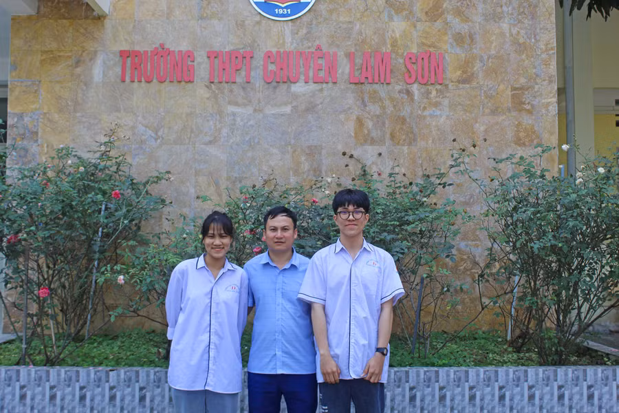 Việt Anh bên thầy giáo chủ nhiệm Hoàng Ngọc Tuyên và cô bạn thân Huyền Trang. Ảnh: LT.