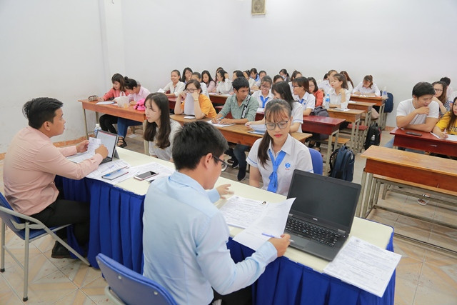 Đông đảo sinh viên chờ tới lượt phỏng vấn, tuyển dụng tại ngày hội