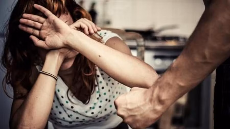 Họ yêu bạn gái hoặc vợ của mình một cách ám ảnh. (Ảnh: ITN). Họ yêu bạn gái hoặc vợ của mình một cách ám ảnh. (Ảnh: ITN).