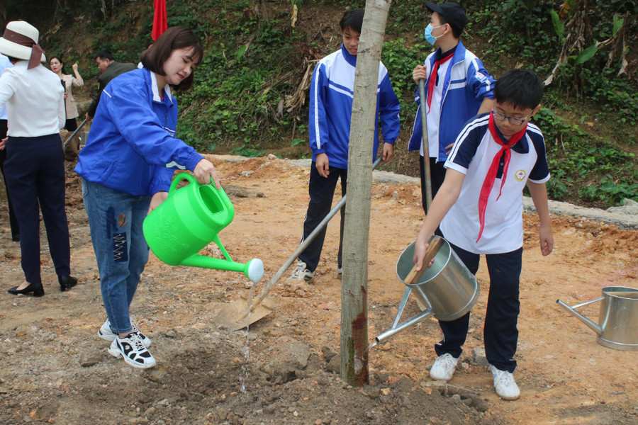 Đoàn thanh niên và các em học sinh tham gia trồng cây xanh tại Lễ phát động. Đoàn thanh niên và các em học sinh tham gia trồng cây xanh tại Lễ phát động.