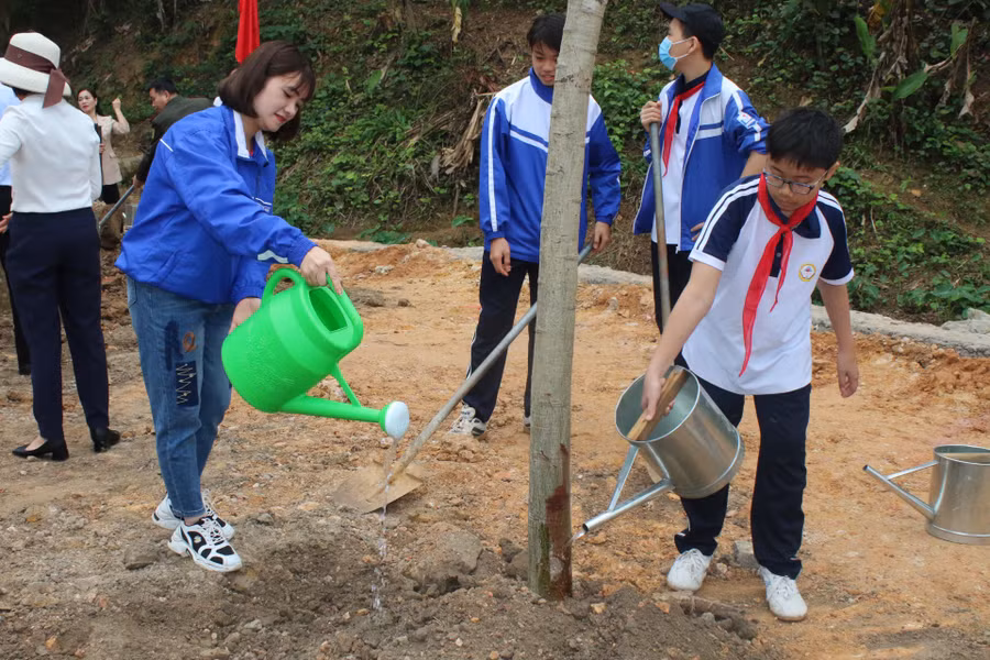 Đoàn thanh niên và các em học sinh tham gia trồng cây xanh tại Lễ phát động.