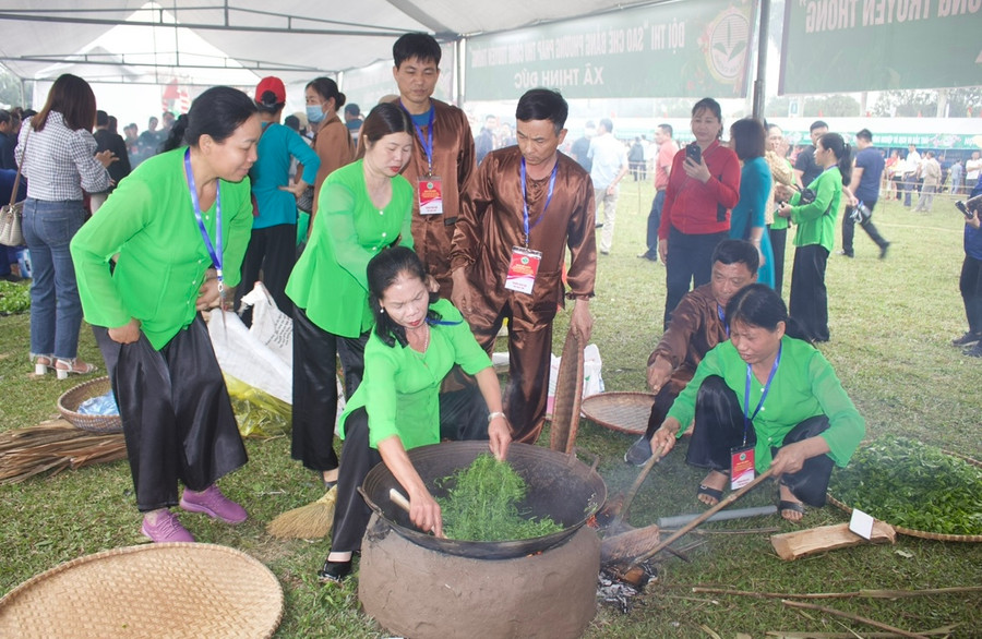 Thi sao chè bằng phương pháp thủ công.
