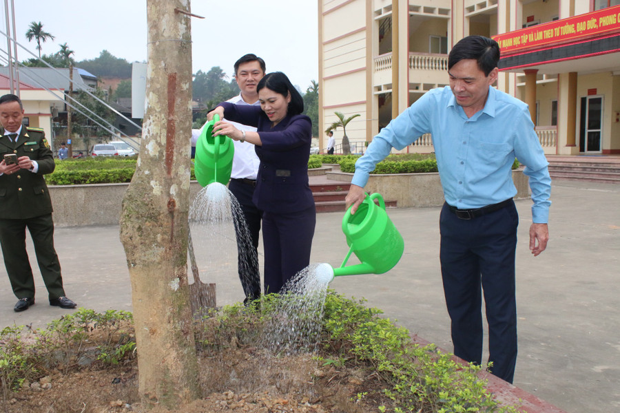 Bà Nguyễn Thúy Hằng, Ủy viên BCH Đảng bộ, Phó Chủ tịch UBND huyện Phú Lương cùng các đại biểu trồng cây đầu xuân. Bà Nguyễn Thúy Hằng, Ủy viên BCH Đảng bộ, Phó Chủ tịch UBND huyện Phú Lương cùng các đại biểu trồng cây đầu xuân.