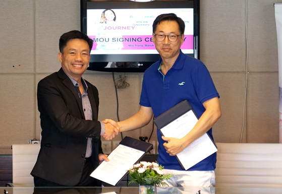 Trường Đại học Hoa Sen ký kết hợp tác tạo cơ hội việc làm cho sinh viên Khoa Du lịch với Khách sạn Sheraton, TS Vũ Tường Thụy- Phó Hiệu Trưởng Đại học Hoa Sen kí kết cùng Joon Kwan Park- Tổng Giám đốc Khách sạn Sheraton Nha Trang. Trường Đại học Hoa Sen ký kết hợp tác tạo cơ hội việc làm cho sinh viên Khoa Du lịch với Khách sạn Sheraton, TS Vũ Tường Thụy- Phó Hiệu Trưởng Đại học Hoa Sen kí kết cùng Joon Kwan Park- Tổng Giám đốc Khách sạn Sheraton Nha Trang.