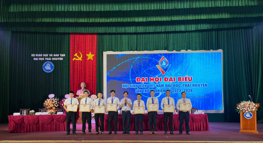 Đại học Thái Nguyên tặng Giấy khen cho tập thể và cá nhân đã có thành tích xuất sắc trong công tác Hội và phong trào sinh viên.