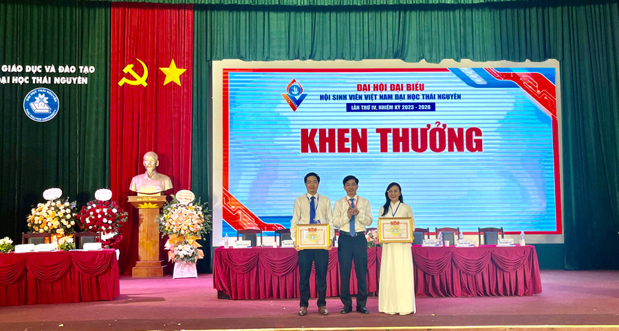 Ban Thư ký Hội Sinh viên tỉnh Thái Nguyên tặng Bằng khen cho 2 tập thể đã có thành tích xuất sắc trong công tác Hội và phong trào sinh viên nhiệm kỳ 2018 - 2023.