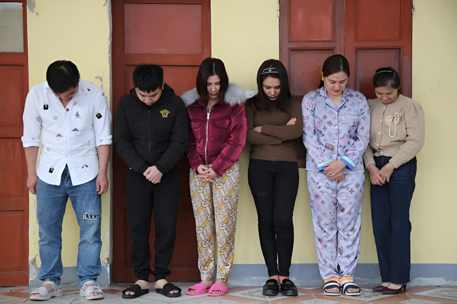 Các nghi phạm trong đường dây đánh bạc do Nguyễn Thị Sơn cầm đầu. (Ảnh: CANA) Các nghi phạm trong đường dây đánh bạc do Nguyễn Thị Sơn cầm đầu. (Ảnh: CANA)