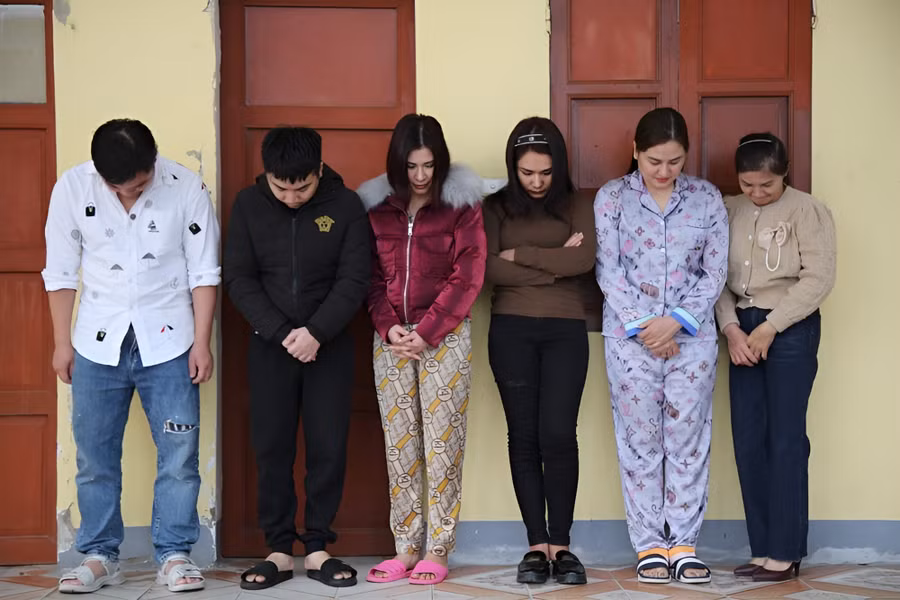 Các nghi phạm trong đường dây đánh bạc do Nguyễn Thị Sơn cầm đầu. (Ảnh: CANA)