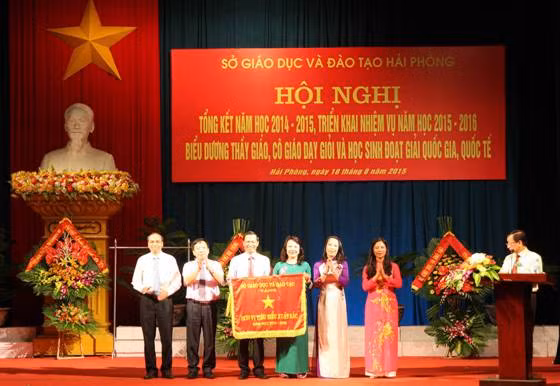 TS Nguyễn Thị Nghĩa - Thứ trưởng Bộ GD&ĐT tặng Cờ thi đua tiêu biểu xuất sắc cho Ngành GD Hải Phòng