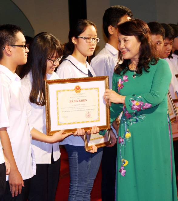 Thứ trưởng Nguyễn Thị Nghĩa tặng Bằng khen của Bộ trưởng Bộ GD&ĐT cho các em HS đoạt giải quốc gia, quốc tế năm học 2014-2015
