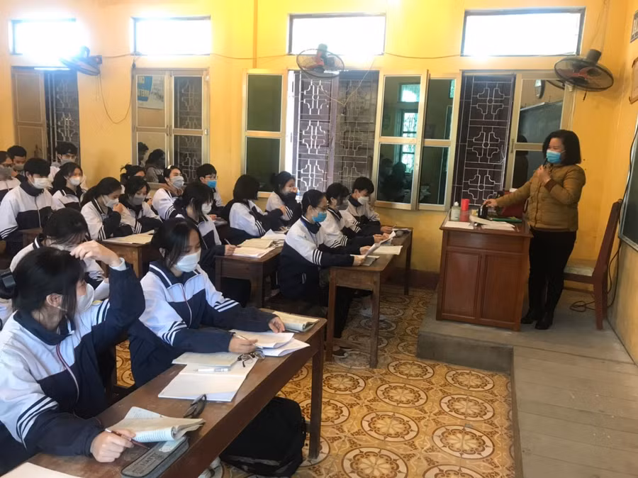 Cô trò Trường THPT Ngô Quyền - TP Nam Định trong một buổi học trực tiếp trên lớp. 