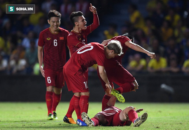 Công Phượng cùng đồng đội ăn mừng chiến thắng trước Thái Lan Công Phượng cùng đồng đội ăn mừng chiến thắng trước Thái Lan