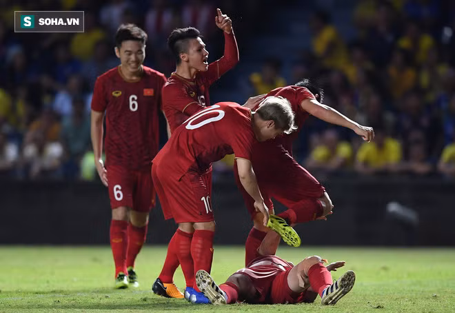 Công Phượng cùng đồng đội ăn mừng chiến thắng trước Thái Lan