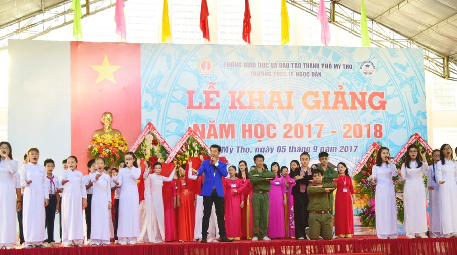 Một tiết mục văn nghệ chào đón đại biểu của GV-HS nhà trường Một tiết mục văn nghệ chào đón đại biểu của GV-HS nhà trường