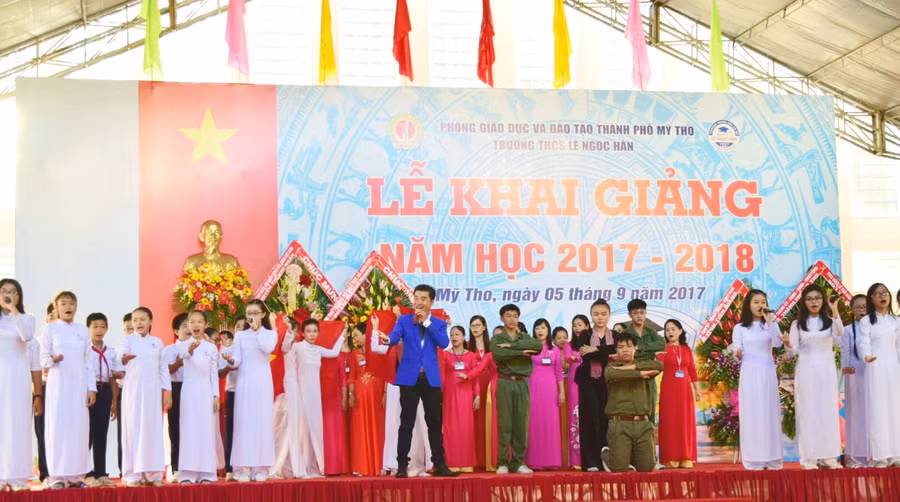 Một tiết mục văn nghệ chào đón đại biểu của GV-HS nhà trường