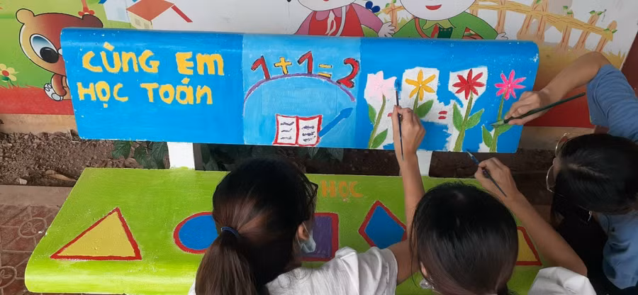 Hình ảnh trực quan, sinh động trên ghế đá tạo sự thích thú với học sinh.